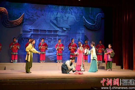  福建省實(shí)驗(yàn)閩劇院為當(dāng)?shù)氐拇迕駛儙砹碎}劇傳統(tǒng)經(jīng)典劇目《王蓮蓮拜香》。