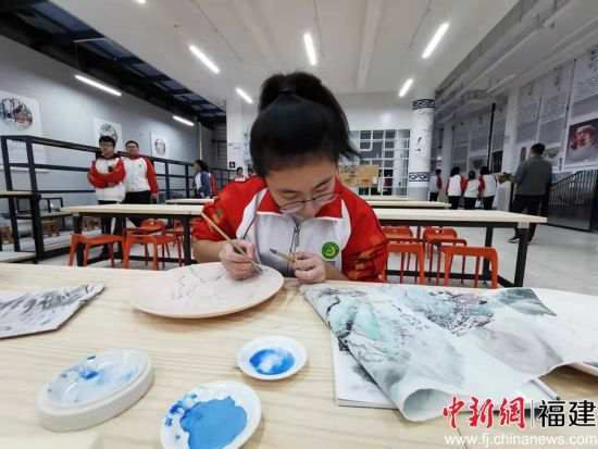 德化一中發(fā)力傳承德化白瓷非遺技藝。
