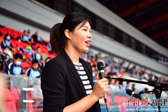 福建師范大學(xué)體育與科學(xué)學(xué)院副院長、中國女排奧運冠軍徐云麗宣布福州第十九中學(xué)第五十屆田徑運動會開幕。張斌 攝