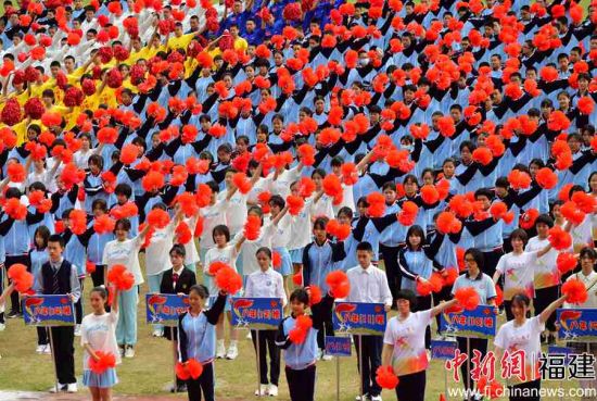 福州第十九中學(xué)第五十屆田徑運動會開幕式現(xiàn)場。張斌 攝