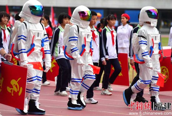 福州第十九中學(xué)第五十屆田徑運動會開幕式現(xiàn)場。張斌 攝