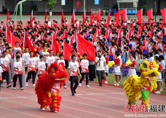 福州第十九中學(xué)第五十屆田徑運動會開幕式現(xiàn)場。張斌 攝