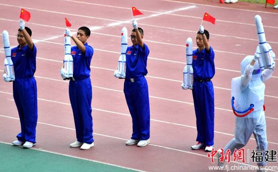 福州第十九中學(xué)第五十屆田徑運動會開幕式現(xiàn)場。張斌 攝
