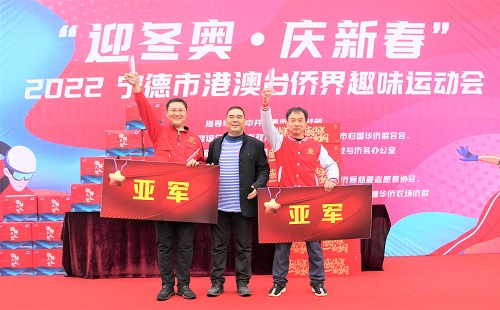 圖為寧德市僑聯(lián)主席陳衛(wèi)良為亞軍隊(duì)伍頒獎(jiǎng)。林榕生 攝.JPG