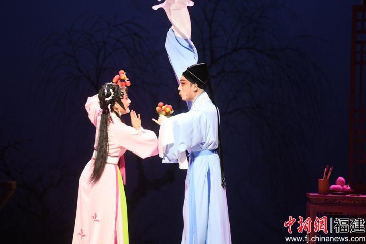 福建省實驗閩劇院優(yōu)秀年青演員文焱(左)、林宇輝(右)在劇中分別飾演冷霜嬋、艾敬郎。記者劉可耕 攝