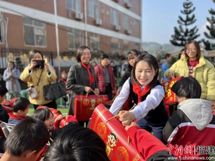 福州市婦聯(lián)、福建海峽銀行聯(lián)合走訪慰問(wèn)永泰特殊教育學(xué)校師生。