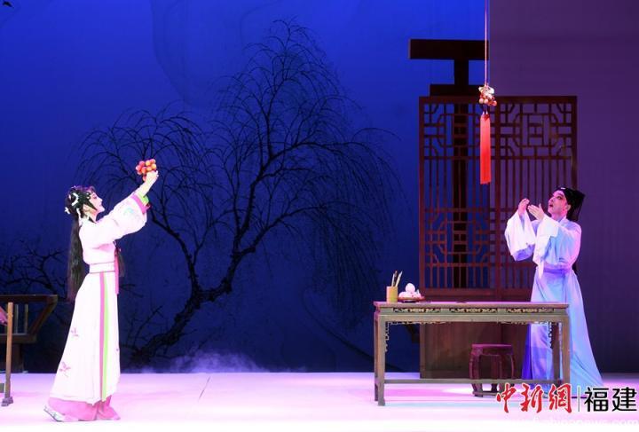 新版?zhèn)鹘y(tǒng)閩劇《荔枝換絳桃》演出現(xiàn)場。記者劉可耕 攝