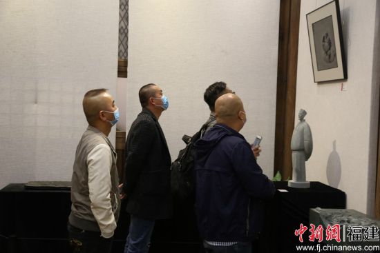此次展覽共展出70余件惠安傳統(tǒng)石雕藝術(shù)精品，吸引觀眾觀展。倪興風(fēng) 攝