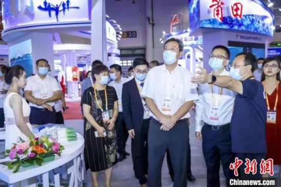 國家體育總局體育器材裝備中心副主任王平、省體育局黨組成員、副局長唐佑明一行蒞臨展區(qū)關(guān)懷指導(dǎo)?！∪魇畜w育局 供圖