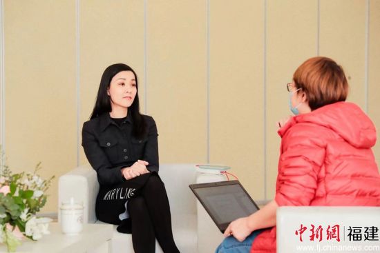 圣農集團董事長傅芬芳接受采訪
