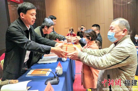 圖為領(lǐng)書儀式。葉伏國 攝