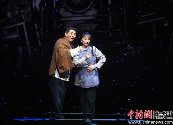 國家一級演員張萌（左）在劇中領銜主演林祥謙，中國戲劇梅花獎獲得者、程派名家孫勁梅（右）飾演陳桂貞?！∮浾?劉可耕 攝