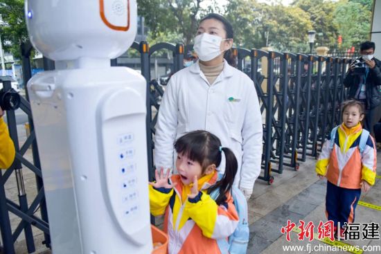  早上晨檢時(shí),孩子只需要站在機(jī)器上，按照語音提示張開嘴巴、伸出手掌即可。