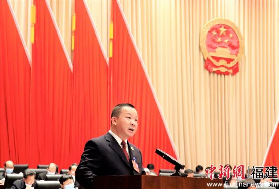 圖為寧德市人民檢察院檢察長陳良華作工作報告。吳允杰 攝