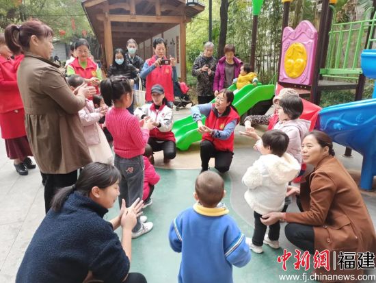  福建省健康科普志愿者藝術(shù)團(tuán)的志愿者開(kāi)展健康科普。