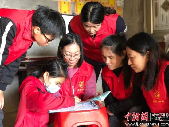 福清市愛(ài)心媽媽幫幫團(tuán)的姐妹走訪慰問(wèn)困境兒童。