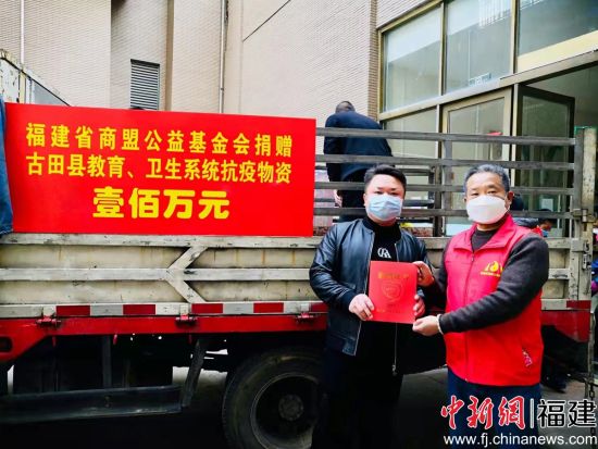 李靖（右一）參與公益事業(yè)，資料圖。