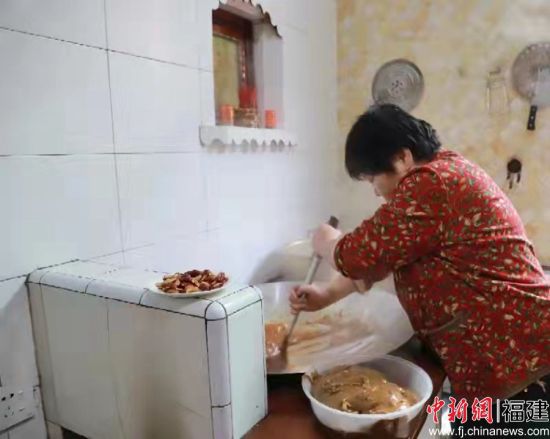 制作年糕。