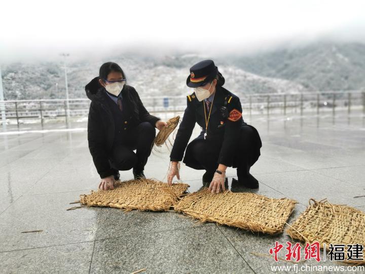 南鐵福州車務(wù)段掃雪除冰保暢通