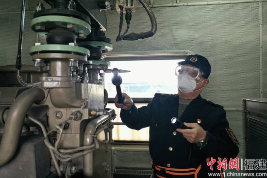 3.發(fā)電車乘務(wù)員涂桂仿在列車始發(fā)前，敲擊檢查冷卻水箱循環(huán)水管固定螺栓，保證不發(fā)生松動(dòng)。王玉星 攝