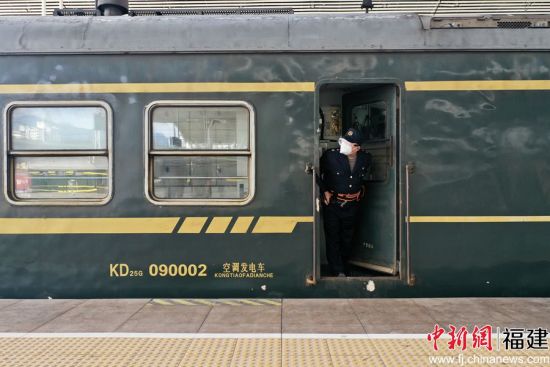 6.發(fā)電車乘務(wù)員涂桂仿在列車始發(fā)時(shí)，準(zhǔn)備關(guān)閉車門。王玉星 攝