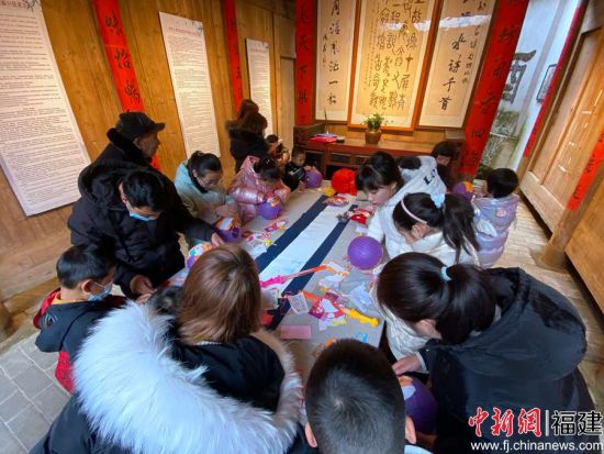 DIY燈籠活動(dòng)吸引游客。