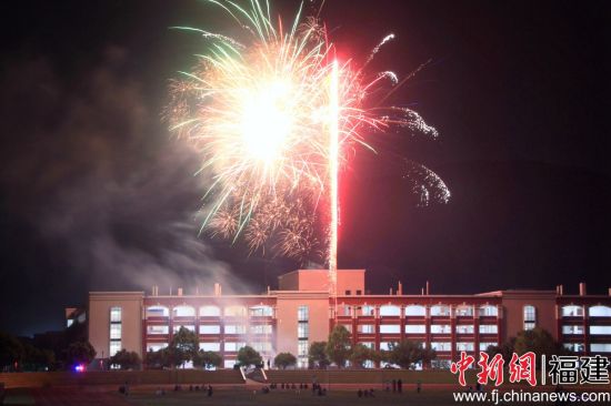 燃放煙花。（陳章祧 攝）