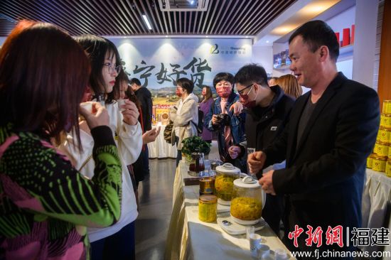 市民正在體驗壽寧的特色產(chǎn)品。李南軒 攝