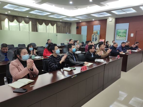 與會(huì)黨員聽完講座現(xiàn)場反響熱烈.jpg 與會(huì)黨員聽完講座現(xiàn)場反響熱烈.jpg