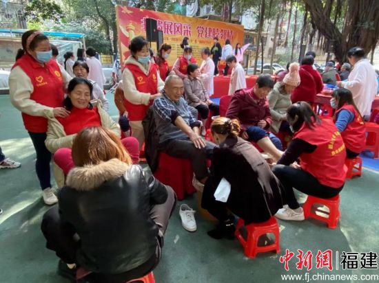  巾幗志愿者為社區(qū)老人采耳、捶背、洗腳。