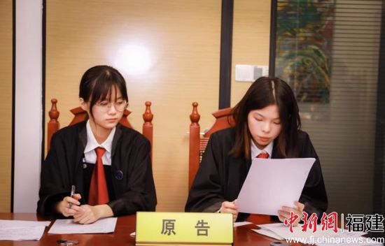 圖為模擬法庭現(xiàn)場