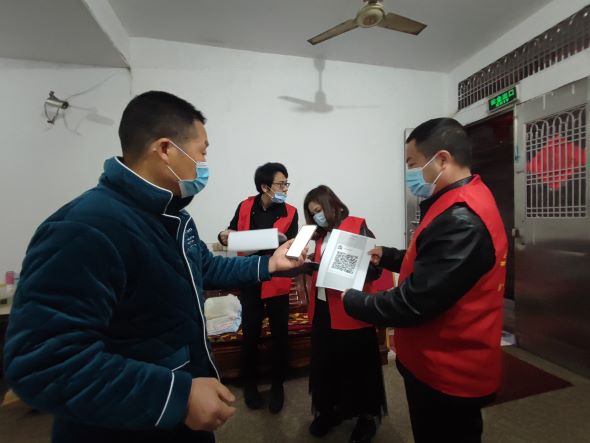 圖為寧德市僑聯(lián)一行協(xié)助華僑新社區(qū)，開展疫情防控網(wǎng)格化管理入戶信息采集、宣傳、摸排等疫情防控工作。.jpg