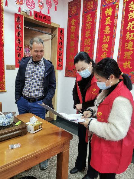 圖為柘榮縣僑聯(lián)主席黃旭華開展“敲門行動”，入戶了解居民防疫情況。.jpg