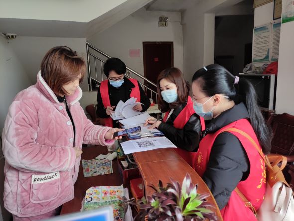 圖為市僑聯(lián)一行協(xié)助華僑新社區(qū)，開展疫情防控網(wǎng)格化管理入戶信息采集、宣傳、摸排等疫情防控工作。1.jpg
