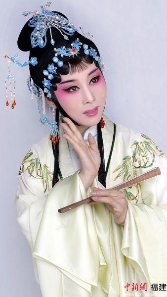 圖為周虹在閩劇《雙蝶扇》中飾演林夢卿。