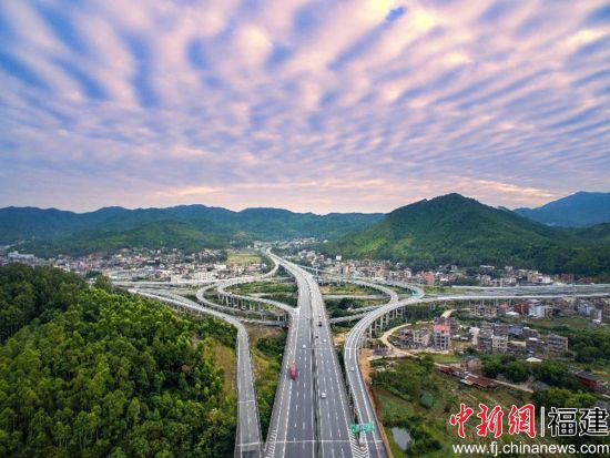 圖為沈海高速公路復(fù)線南安亭川互通。