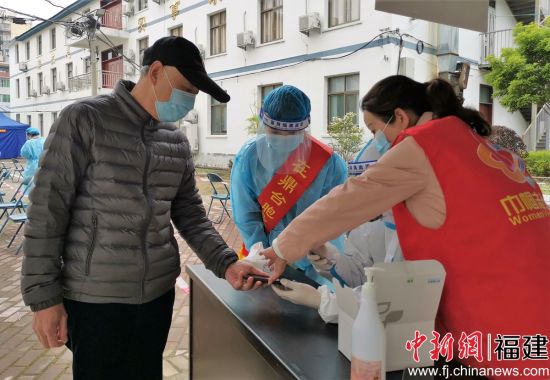志愿服務(wù)現(xiàn)場(chǎng)。卓洲宇 攝