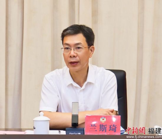  寧德市政協(xié)黨組書記、主席蘭斯琦主持會(huì)議。吳允杰 攝