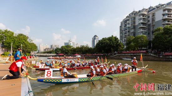 龍舟馬拉松比賽現(xiàn)場(chǎng)。