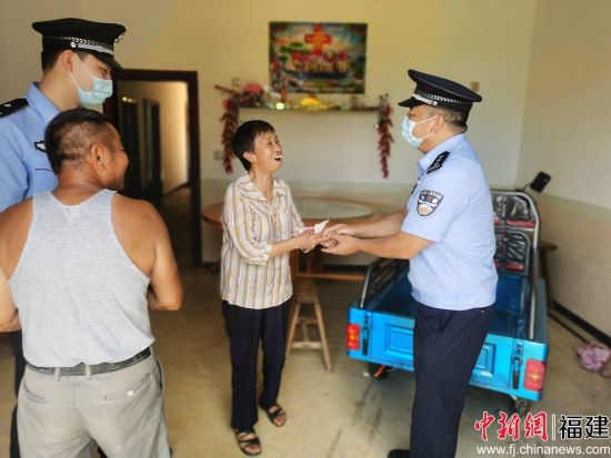 民警將被騙的錢款交還給群眾。陳添強(qiáng) 攝