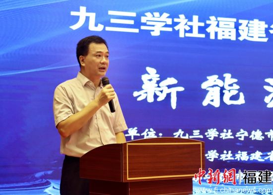 寧德市政協(xié)副主席、九三學(xué)社寧德市委主委黃家盛主持論壇。吳允杰 攝