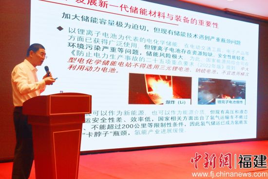  中國(guó)工程院院士、重慶大學(xué)教授、中國(guó)工程科技發(fā)展戰(zhàn)略重慶研究院院長(zhǎng)潘復(fù)生作主旨報(bào)告。吳允杰 攝