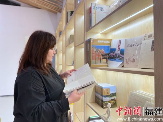 張瑜心在翻閱資料。彭莉芳 攝