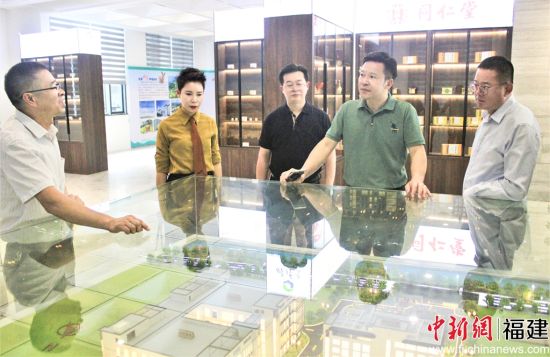 了解企業(yè)發(fā)展情況。林榕生 攝