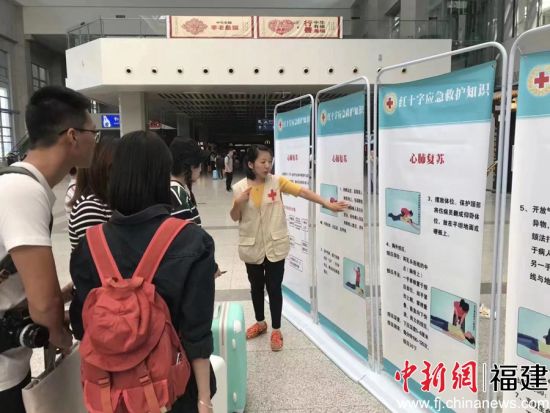 陳霞（右一）在火車站普及急救知識。受訪者 供圖