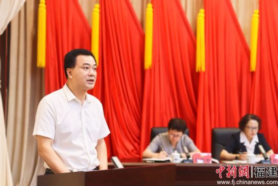  寧德市政協(xié)副主席黃家盛作《關(guān)于統(tǒng)籌職業(yè)教育資源 更好助力產(chǎn)業(yè)發(fā)展》調(diào)研報告。吳允杰 攝