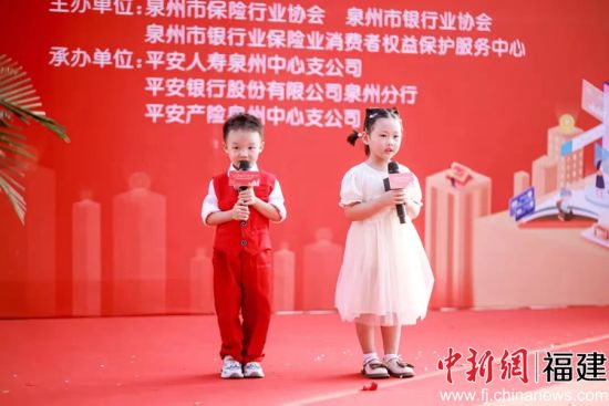 兩名小朋友共同演繹閩南童謠。