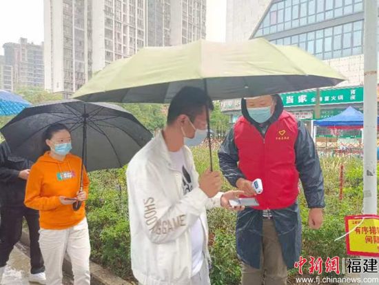 福州統(tǒng)促會組織臺灣青年志愿者參加疫情防控