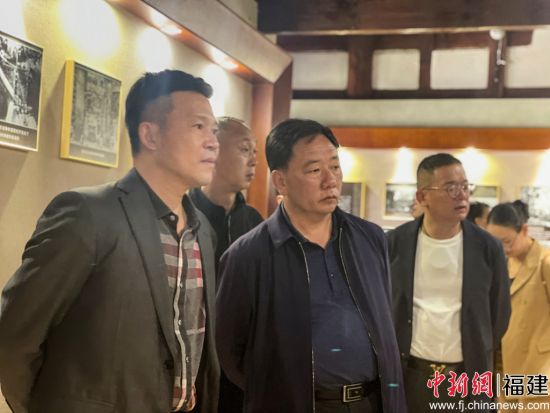  寧德市政協(xié)課題調(diào)研組參觀考察梁金山故居。呂巧琴 攝