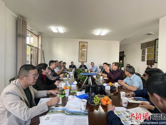  寧德市政協(xié)課題調(diào)研組參觀考察位于云南大理州賓川縣的臺(tái)資企業(yè)。
